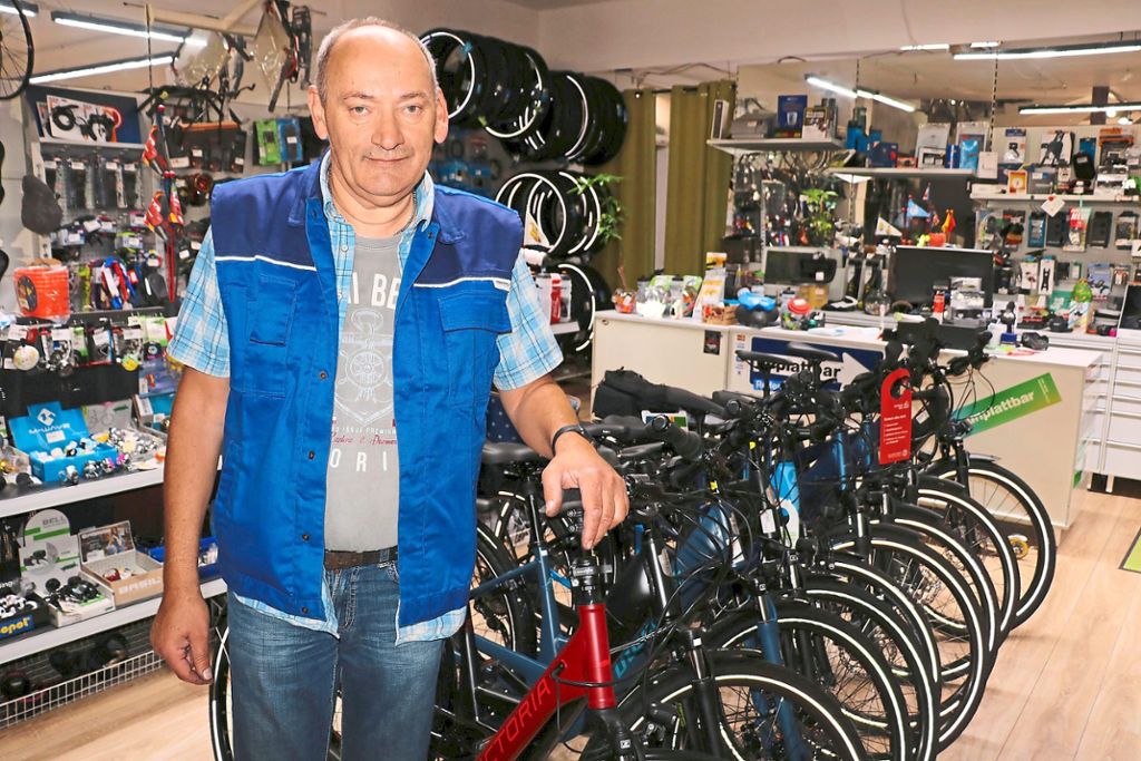 Ihm fehlen die neuen Modelle: Josef Rothweiler in seinem Laden vor einer Reihe E-Bikes.