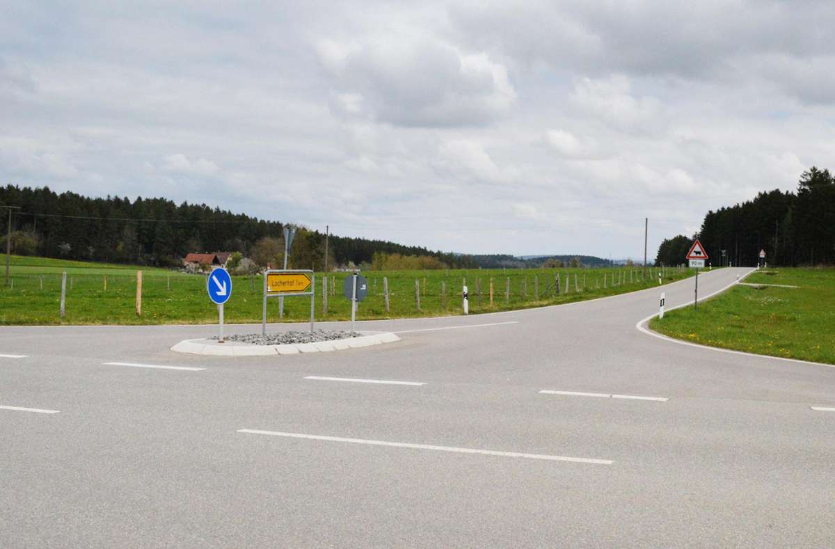 Ab der Kreuzung der beiden Kreisstraßen bis nach Oberlocherhof wird der Verkehr ab kommenden Montag bis September voll gesperrt. Foto: Herzog
