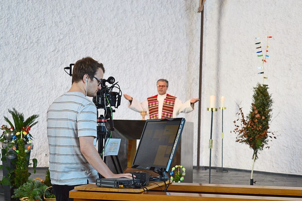 Pfarrer Schleichers Gottesdienst wird per Livestream im Internet übertragen.  Fotos: Bantle
