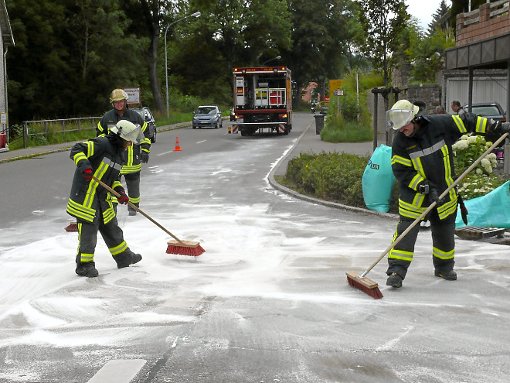 Von Hand beseitigten die Einsatzkräfte der Feuerwehr die Dieselspuren auf der Fahrbahn.  Foto: Vaas Foto: Schwarzwälder-Bote