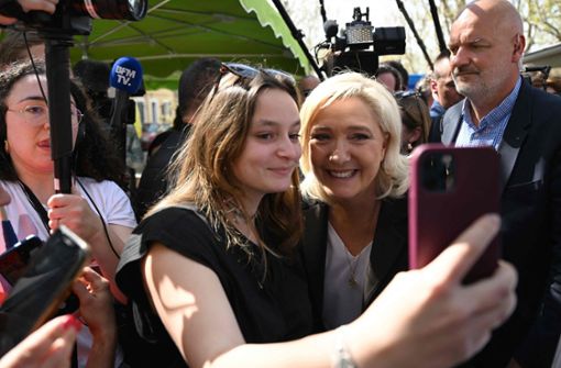 Marine Le Pen gibt sich im Wahlkampf aufrichtig und volksnah. Doch nun steht der Vorwurf im Raum, sie habe Geld veruntreut. Foto: AFP/CHRISTOPHE SIMON