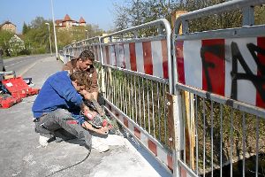 An der Neckarbrücke in der Altstadt wird derzeit das Geländer repariert.  Foto: Schmidt
