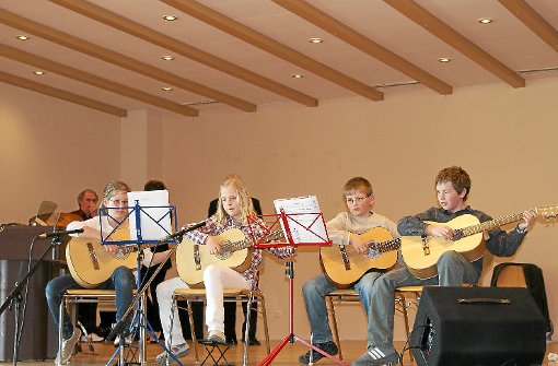Auch eine Gruppe von jungen Gitarristen zeigte ihr Können beim Musikschulkonzert in Aach. Foto: Privat Foto: Schwarzwälder-Bote