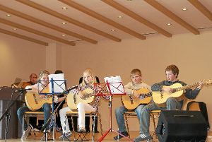 Auch eine Gruppe von jungen Gitarristen zeigte ihr Können beim Musikschulkonzert in Aach. Foto: Privat Foto: Schwarzwälder-Bote