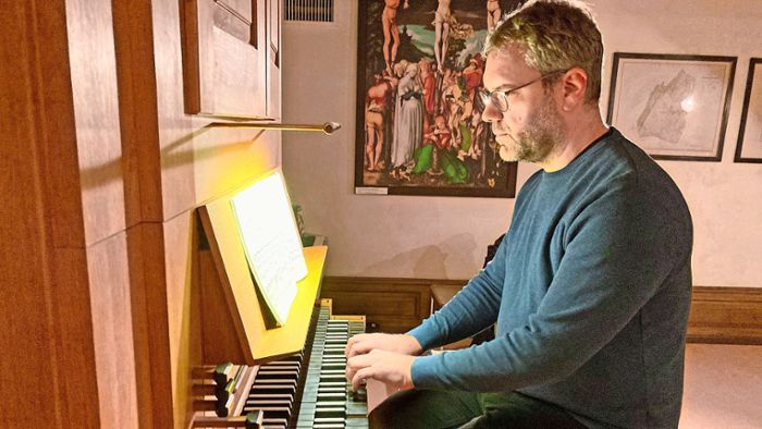 Organist stellt Instrument  im Heiligenzeller Schlössle vor