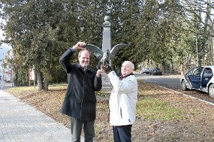Zehn Kilogramm wiegt der neue Bronze-Adler für das Denkmal (im Hintergrund), den Axel Hempfling und Siegfried Esslinger (von links) halten. Foto: Steinmetz Foto: Schwarzwälder-Bote