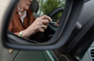 Um die Fahrtauglichkeit von Millionen vnn Senioren auf den deutschen Straßen zu überprüfen, will Winfried Herrmann freiwillige Fitnesschecks einführen (Symbolbild). Foto: dpa/Felix Kästle