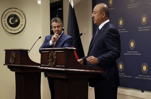 Bundesaußenminister Sigmar Gabriel (links) und und sein türkischer Amtskollege Mevlüt Cavusoglu kamen zu keiner Einigung. Foto: AP