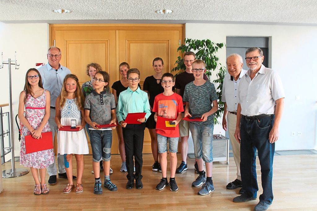 Die Sieger bei den Regionalwettbewerben Jugend forscht und Schüler experimentieren wurden mit der Ehrennadel der Stadt ausgezeichnet.  Fotos: Müller Foto: Schwarzwälder Bote