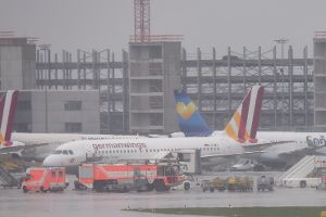 Die außerplanmäßig in Stuttgart gelandete Germanwings-Maschine wird untersucht. Foto: www.7aktuell.de | Oskar Eyb