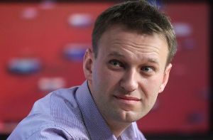 Frei, aber in den Rechten beschränkt: Auch mit einer Bewährungsstrafe dürfte Kremlgegner Nawalny in den kommenden Jahren nicht bei Wahlen antreten. Der Blogger kämpft um seine politische Zukunft. Doch die Justiz hat noch weitere Verfahren gegen ihn in der Hinterhand. Foto: dpa