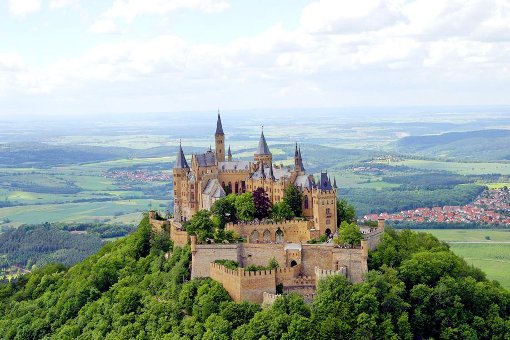 Die Burg Hohenzollern bleibt im Juli elf Tage geschlossen – in dieser Zeit wird dort ein Kinofilm gedreht.  Foto: Archiv