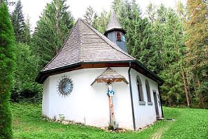 Ein Kleinod  des Kapellenrundwegs ist die Schonacher Laubwaldkapelle auch in den Jahren ohne den Brunnen. Foto: Kommert Foto: Schwarzwälder Bote