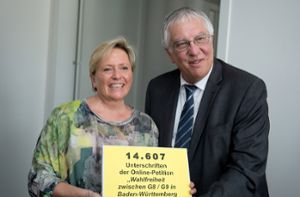 Bernd Saur übergab Kultusministerin Susanne Eisenmann die Unterschriftenliste im August. Foto: dpa