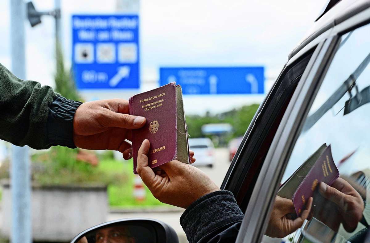 Bei Einreise aus der Schweiz: Autofahrer hat 70.000 Euro Bargeld und Dopingmittel im Gepäck
