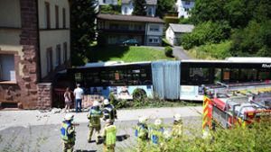 Führerloser Linienbus rollt in Wohnhaus – 18 Verletzte