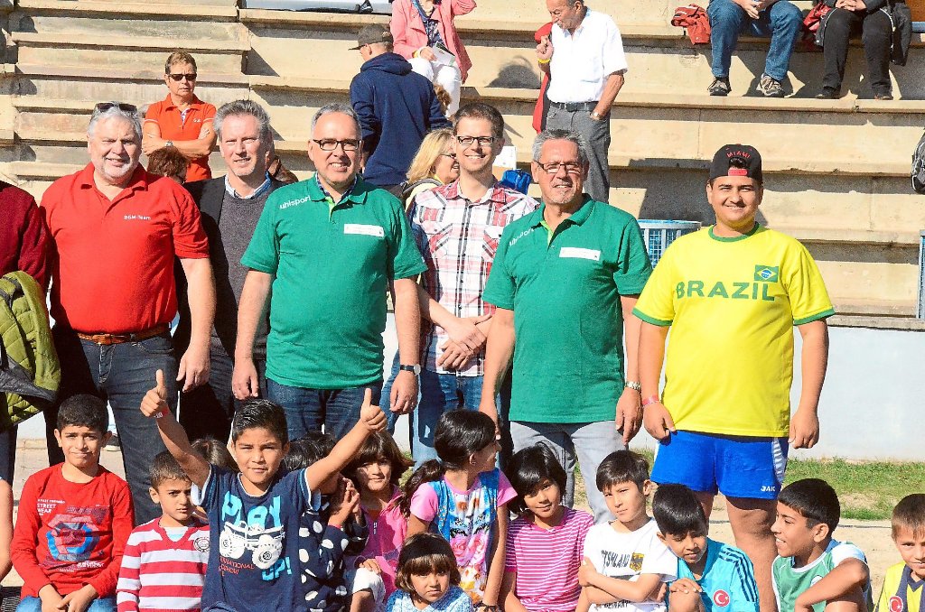Ein positives Fazit des Flüchtlings-Sporttages  zogen Landrat Klaus Michael Rückert (dritter von links) und der Sportkreispräsident Alfred Schweizer (zweiter von rechts).  Foto: Schwark