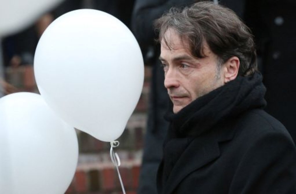Giovanni di Lorenzo, Chefredakteur der Wochenzeitung Die Zeit, hält bei der Trauerfeier für Mareike Carriere in Hamburg einen weißen Luftballon in der Hand. Die Schauspielerin war am 17. März 2014 mit 59 Jahren an Krebs gestorben.