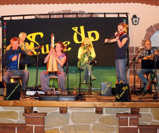 Einen Hauch von Irland bringt  die Gruppe Tune up bei ihrem tollen Auftritt ins Gasthaus Engel in Neuhausen.  Foto: Hoffmann Foto: Schwarzwälder-Bote