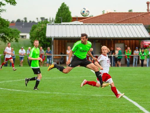 Die Mannschaften aus Ottenbronn (grüne Trikots) und Ostelsheim legten sich voll ins Zeug und trennten sich 2:2. Foto: Löffler Foto: Schwarzwälder Bote