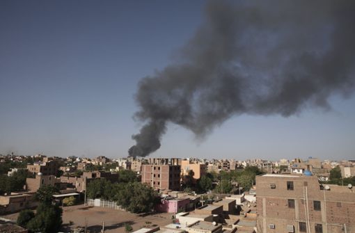 Rauch steigt nach anhaltenden Kämpfen in der Hauptstadt Khartum über Dächern auf. Foto: dpa/Marwan Ali