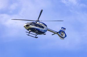 Die Polizei setzte bei der Fahndung auch einen Hubschrauber ein. (Symbolfoto) Foto: IMAGO/Arnulf Hettrich