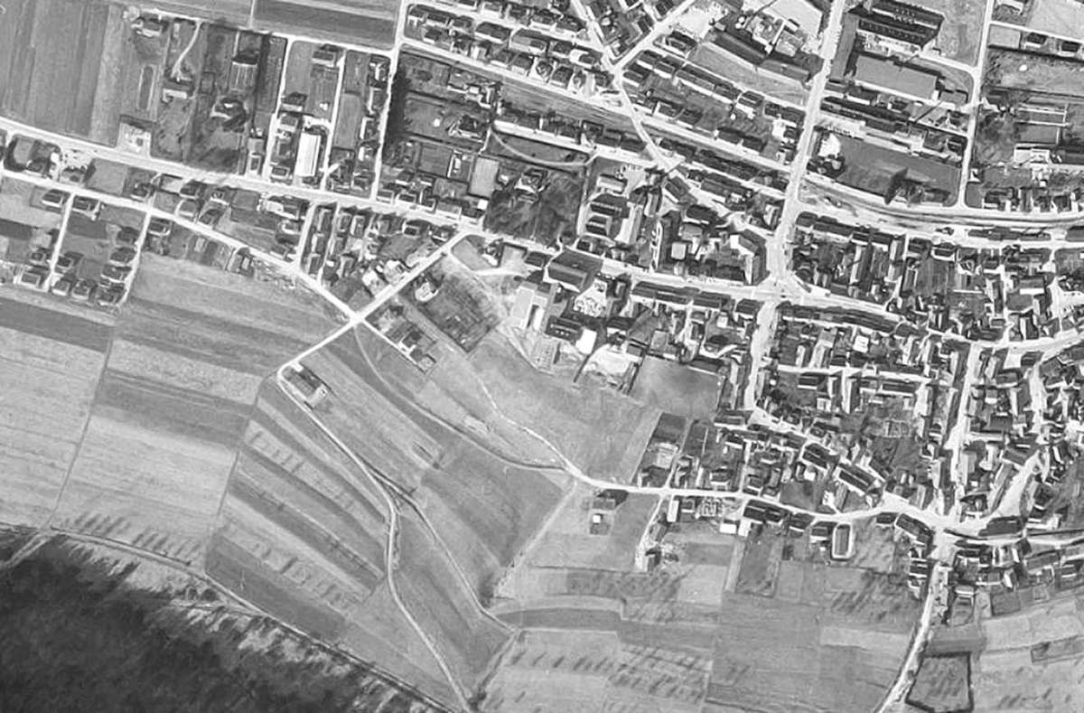 Das Areal zwischen Reuteweg und der B 32 im Bereich Josef-Mayer-Straße in Burladingen im Jahr 1968. Foto: Landesarchiv/StAL/EL68IX-16866