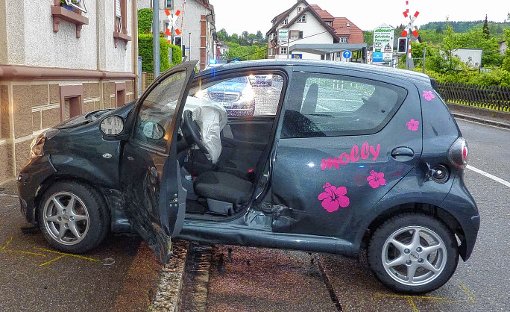 Am Samstagabend hat ein 18-jähriger Fahranfänger nach einem Wadenkrampf in Mönchweiler (Schwarzwald-Baar-Kreis) die Kontrolle über seinen Wagen verloren und ist gegen eine Wand geprallt. (Symbolfoto) Foto: sb