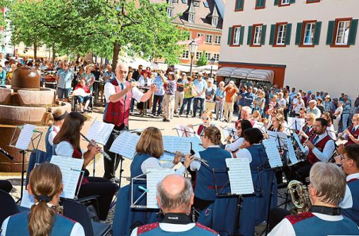 Auf dem Osianderplatz nimmt das Blasmusikfestival seinen musikalischen Anfang mit der Stadt- und Bürgerwehrmusik Villingen unter der Leitung von Markus Färber. Foto: Heinig
