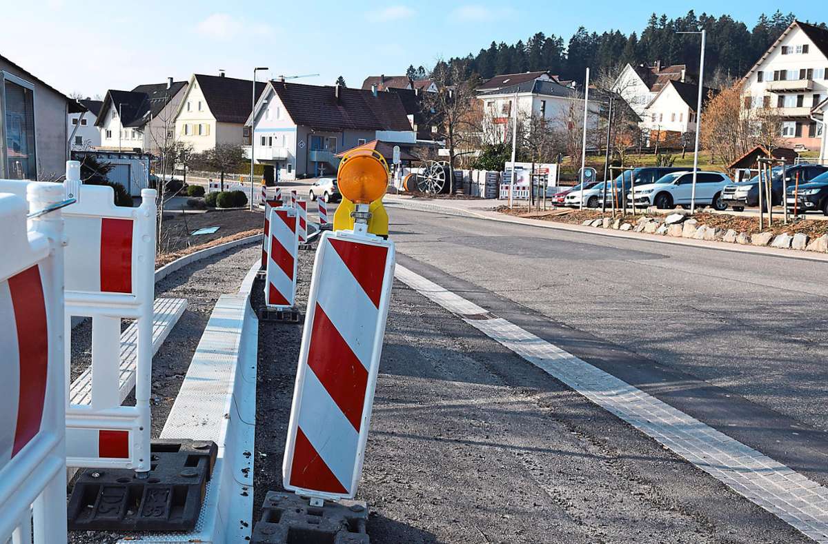 Loßburgs Bürgermeister Christoph Enderle sehnt den Tag herbei, an dem die Bauarbeiten an der Bundesstraße 294 komplett abgeschlossen ist. Foto: Michel