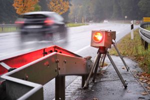 So ähnlich kann der neue Blitzer der Stadt Schramberg aufgestellt werden und unabhängig vom Fahrzeug die Geschwindigkeit messen. (Symbolfoto) Foto: Ebner
