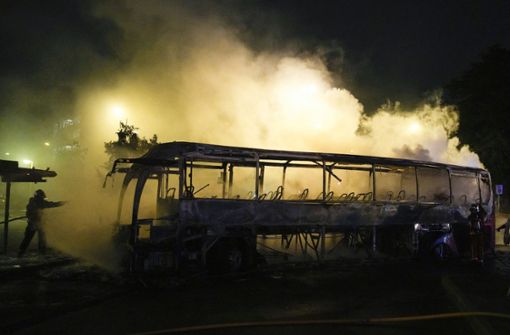 In Nanterre außerhalb von Paris wurde ein Bus in Brand gesetzt. Foto: dpa/Lewis Joly