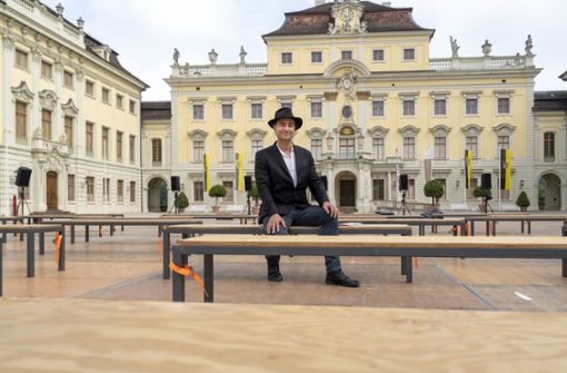 Der Intendant Jochen Sandig vor dem Ludwigsburger Schloss Foto: Jürgen Bach/Jürgen Bach