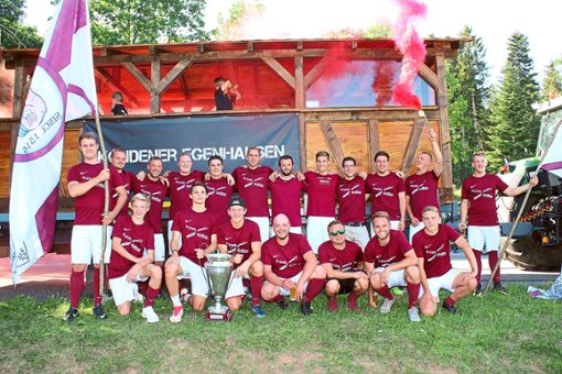 Ausgelassen gefeiert hat die Chaussee den Titelgewinn beim Fußball-Fleckenturnier des FC Egenhausen.  Foto: Köncke Foto: Schwarzwälder Bote