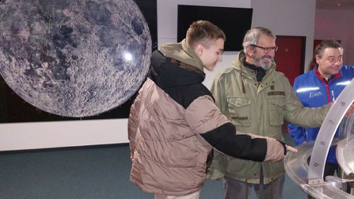 Alexander Merkle (von lins), Patrik Auer und Ilja Volz sind begeistert von der Astronomie. Foto: Barbara Szymanski