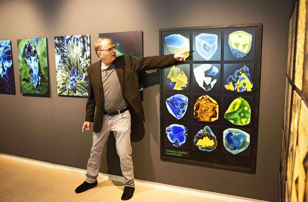 Der pensionierte Chemiker Paul Rustemeyer zeigt die Besonderheiten von Kristallen im Freiburger Museum für Natur und Mensch. Foto: Stefanie Salzer-Deckert