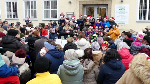 Die Winterlinger eröffneten ihren Weihnachtsmarkt mit Gesang, nämlich dem der Kindergartenkinder und des  „Cantus iuvenis“. Foto: Gauggel