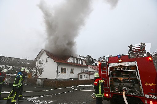 Starker Rauch dringt aus dem Dachstuhl des Wohnhauses in Weilstetten. Die Polizei schließt mittlerweile Brandstiftung aus.  Foto: Maier Foto: Schwarzwälder-Bote