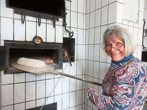 Maria Schrenk beim Einschießen: Sie ist seit mehr als 30 Jahren fürs Backhaus verantwortlich. Foto: Schwarzwälder Bote