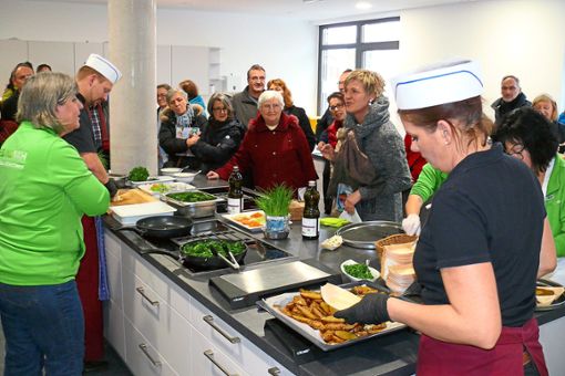 Ute Streicher, Leiterin des Gesundheitszentrums, und das B2-Küchenteam zeigen, wie gesunde Ernährung geht.  Fotos: Hauser Foto: Schwarzwälder Bote