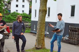 Bauhofleiter Felix Belke (links) und Tobias Fehrenbacher begutachten den Baum, der das Pflaster beschädigt.Foto: Dold Foto: Schwarzwälder Bote