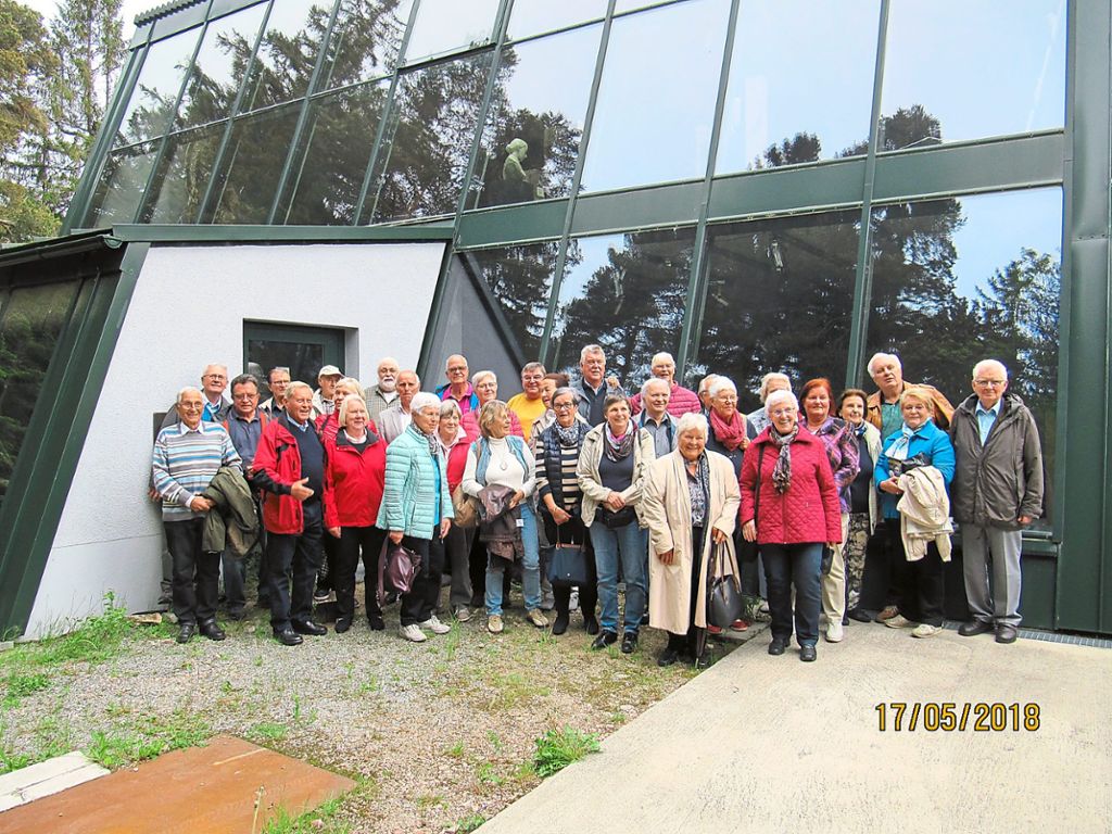 Die Besuchergruppe des Seniorenverbandes vor dem Ringwald-Atelier. Foto: Wölker Foto: Schwarzwälder Bote