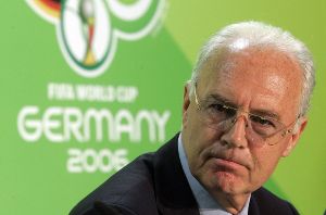 OK-Chef für die Fußball-WM 2006: Die Vergangenheit holt Franz Beckenbauer ein Foto: AP