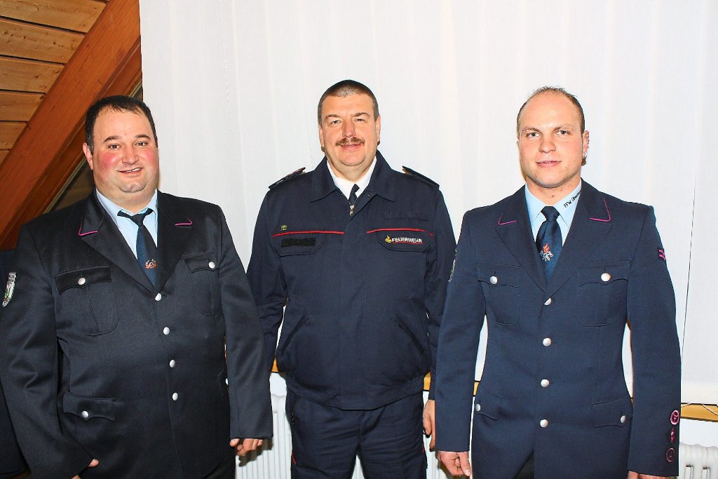Markus Calmbach (links) ist neuer Abteilungsleiter der Feuerwehr Überberg und Dominik Reimann (rechts) sein Stellvertreter. Erster Gratulant war Gesamtkommandant Joachim Theurer.  Foto: Köncke