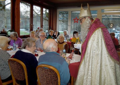 Der Nikolaus besucht die Senioren aus Leinstetten und Bettenhausen. Foto: Gukelberger Foto: Schwarzwälder Bote