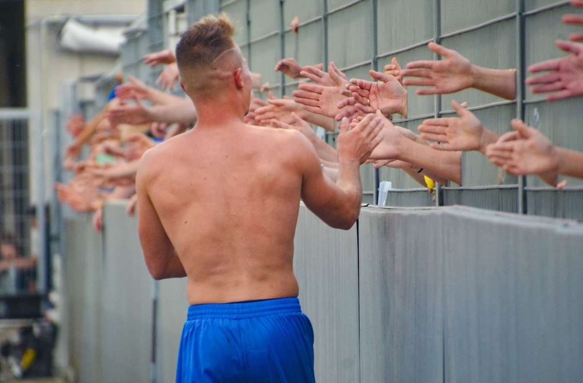 Kickers-Verteidiger Malte Moos klatscht unzählige Hände ab. Foto: IMAGO/Lobeca/IMAGO/Max Krause