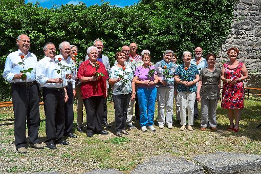Während des Chorfestes auf der Hohennagold wurden auch langjährige Sänger des Chorverbandes Kniebis Nagold geehrt. Fotos: Kunert Foto: Schwarzwälder-Bote