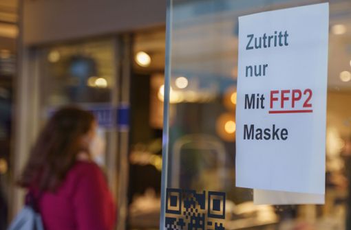 Die FFP2-Maske bleibt. Die Nachweise entfallen im Einzelhandel. Foto: dpa/Frank Rumpenhorst