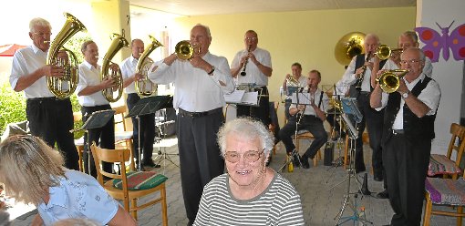 Umrahmt von Musik: Beim Sommerfest des Fördervereins spielten auch die Senioren der Stadtmusik.   Foto: E. Kropfreiter Foto: Schwarzwälder-Bote