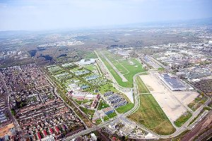 Die Visualisierung zeigt das Gelände des Flugplatzes in Freiburg und den geplanten Neubau des Stadions. Foto: Seeger/Darstellung: HH Vision/Albert Speer & Partner GmbH